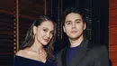 Hadiri gala premiere Sumala, Luna Maya cantik pakai kebaya beludru warna biru tua yang dimodifikasi dengan kain batik Pekalongan 1950-an. Rambut dengan gaya basah yang dibiarkan digerai dan makeup dengan look cokelat membuat Luna Maya makin memesona. Sementara Maxime gagah dengan memadukan inner warna biru tua selaras dengan Luna dan kemudian dipadukan dengan jas hitam. (Liputan6.com/IG/@lunamaya)
