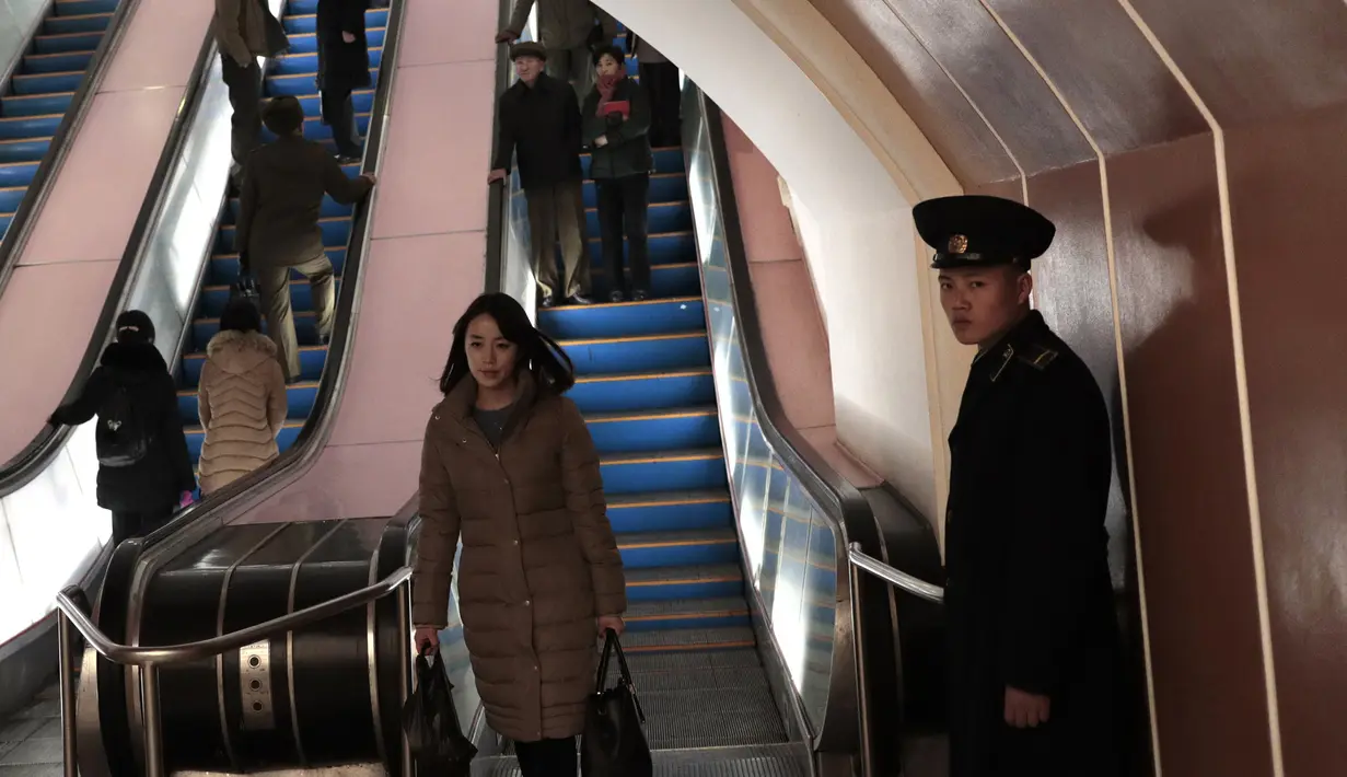 Petugas berjaga di dekat eskalator di stasiun kereta bawah tanah Kaeson di Pyongyang, Korea Utara (23/11/2019).  Stasiun Kaeson ini terletak dekat Arch of Triumph dan Kaeson Youth Park. (AP Photo/Dita Alangkara)