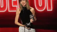 Taylor Swift Sumbangkan Penghargaan Video of the Year untuk Dolly Parton