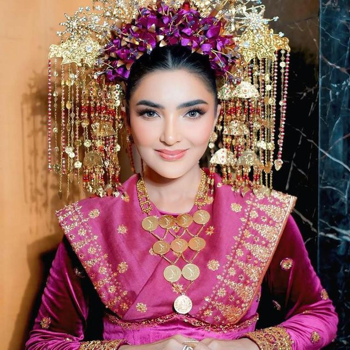 9 Potret Ashanty Pakai Baju Adat Palembang dengan Detail Mewah, Auranya Elegan
