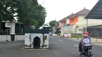 Makam Keramat Ragasemangsang yang berada di tengah jalan. (Foto: Liputan6.com/Muhamad Ridlo)