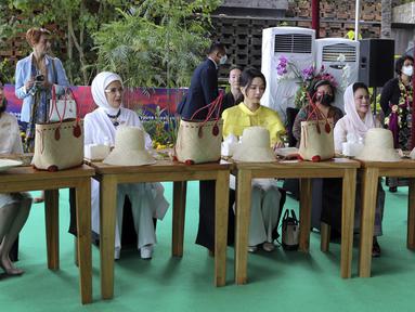 (Dari kanan ke kiri) Ibu Negara China Peng Liyuan, Ibu Negara Indonesia Iriana Joko Widodo, Ibu Negara Korea Selatan Kim Keon-hee, Ibu Negara Turki Emine Erdogan dan Istri Perdana Menteri Jepang Yuko Kishida menghadiri rangkaian kegiatan Konferensi Tingkat Tinggi (KTT) G20 di Sofitel Bali Nusa Dua Beach Resort, Nusa Dua, Bali, Indonesia, Selasa (15/11/2022). Dalam pertemuan ini para pendamping akan diajak untuk melihat dan ikut merasakan sejumlah kearifan lokal yang dimiliki Indonesia, mulai dari hasil kerajinan hingga hidangan khas Indonesia. (AP Photo/Firdia Lisnawati via Pool)