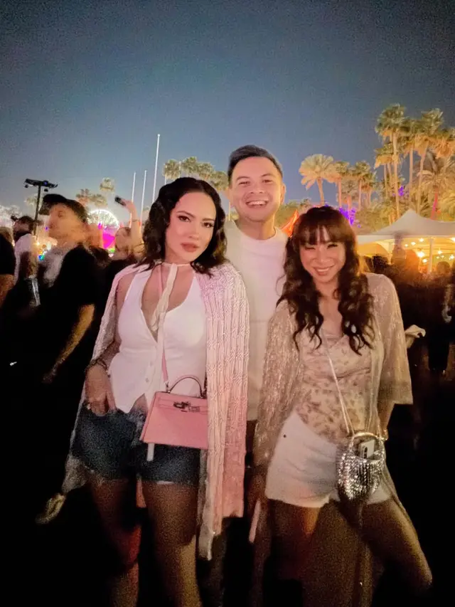 Shandy Aulia saat hadir di Coachella bawa Hermes. [@shandyaulia]