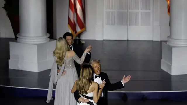 Tiffany Trump, Michael Boulos, Presiden Donald Trump dan istrinya Melania menari di Starlight Ball pada tanggal 20 Januari 2025 di Washington, DC. Presiden Trump menghadiri beberapa pesta pelantikan setelah mengambil sumpah sebagai presiden ke-47.