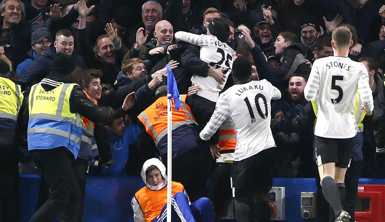 Bek Everton, Ramiro Funes Mori, menghampiri fans usai mencetak gol ke gawang Chelsea. Gol tersebut merupakan yang kedua bagi pemain asal Argentina itu pada musim pertamanya bersama The Toffees. (Reuters/Stefan Wermuth)