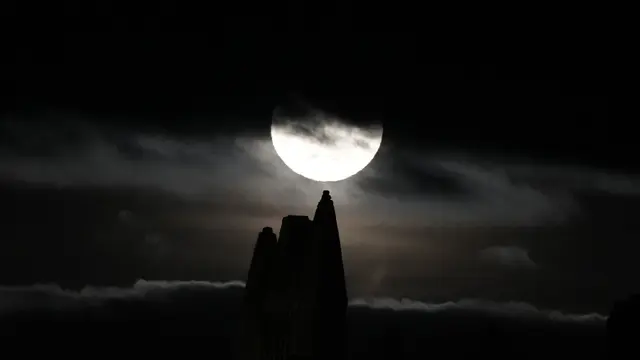 Memandangi Bulan Purnama Harvest Moon di Langit Inggris