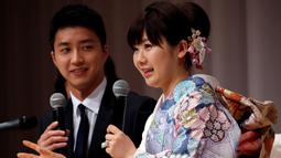 Ai Fukuhara dan suaminya Chiang Hung-chieh mengumumkan pernikahan saat jumpa pers di Tokyo, Jepang, (21/9). Ai Fukuhara dan Chiang Hung-chieh bertemu saat berlaga di Olimpiade Rio 2016. (REUTERS/Toru Hanai)