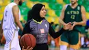 Sebelum tahun 2017, FIBA tidak mengijinkan pemain wanita ataupun perangkat pertandingan mengenakan hijab seperti yang dikenakan Sarah Gamal sebagai identitas muslimah dalam sebuah pertandingan. Pada 2017, FIBA mengubah aturannya tentang penggunaan hijab dalam kondisi tertentu. (AFP/Hazem Gouda)