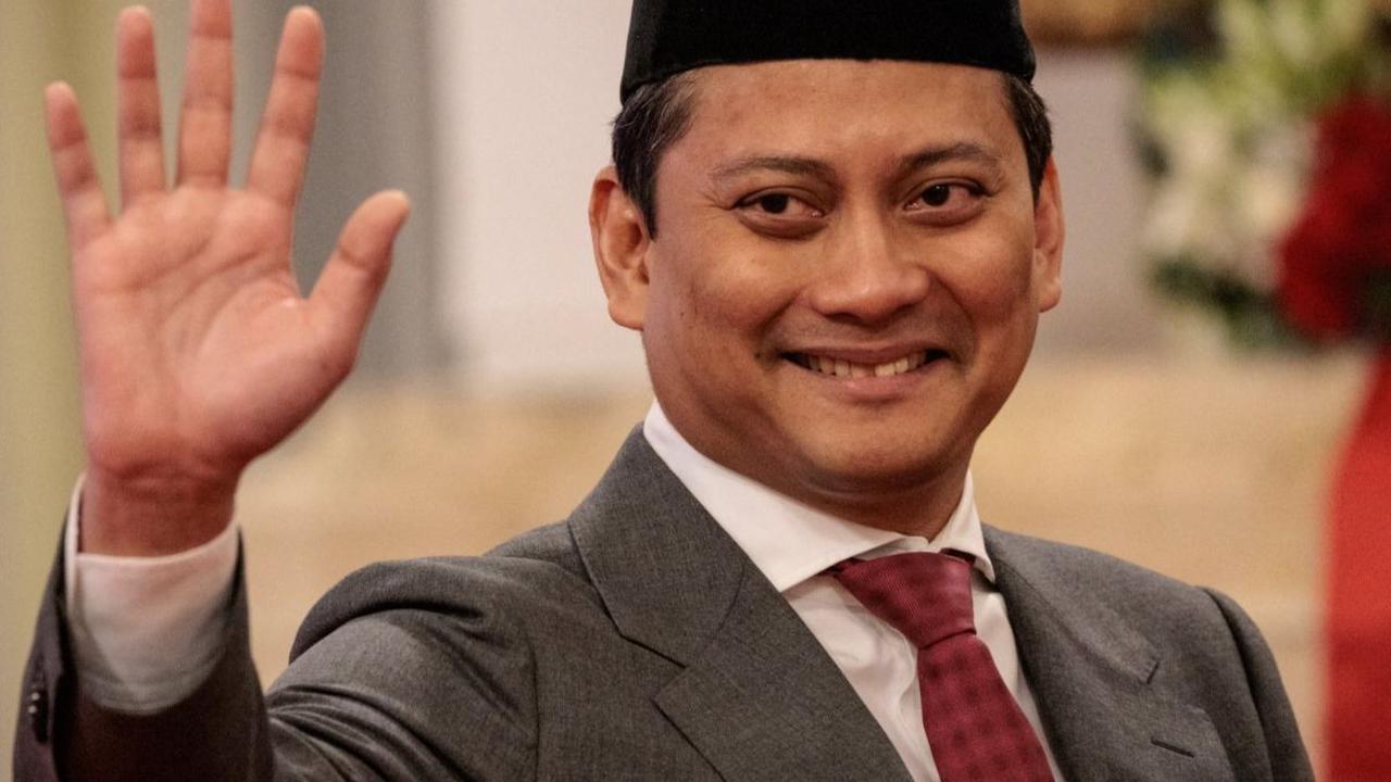Wakil Menteri Keuangan yang baru Thomas Djiwandono tersenyum dan melambaikan tangan kepada awak saat acara pelantikannya di Istana Kepresidenan, Jakarta, Kamis (18/7/2024). Presiden Joko Widodo atau Jokowi resmi melantik keponakan Menteri Pertahanan yang 