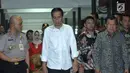 Presiden Jokowi dan Wakil Presiden Jusuf Kalla usai menjenguk korban bom kampung melayu di RS Polri Kramatjati Kamis (25/5). Jokowi menegaskan, tidak ada tempat di negara kita, untuk terorisme. (Liputan6.com/Helmi Afandi)