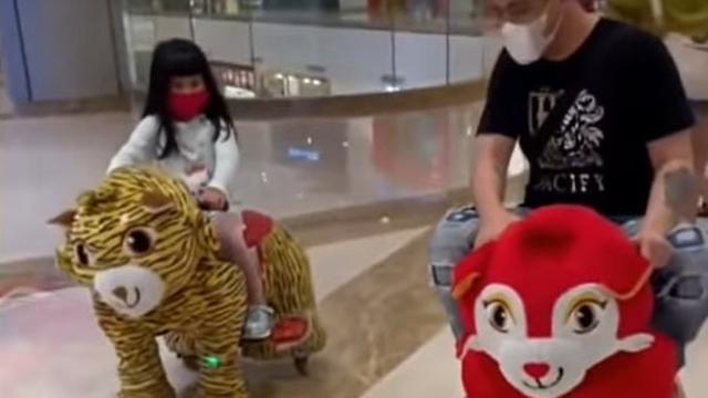 Dikabarkan Segera Menikah, Ini 6 Potret Ferry Irawan dan Anak Angkat Venna Melinda