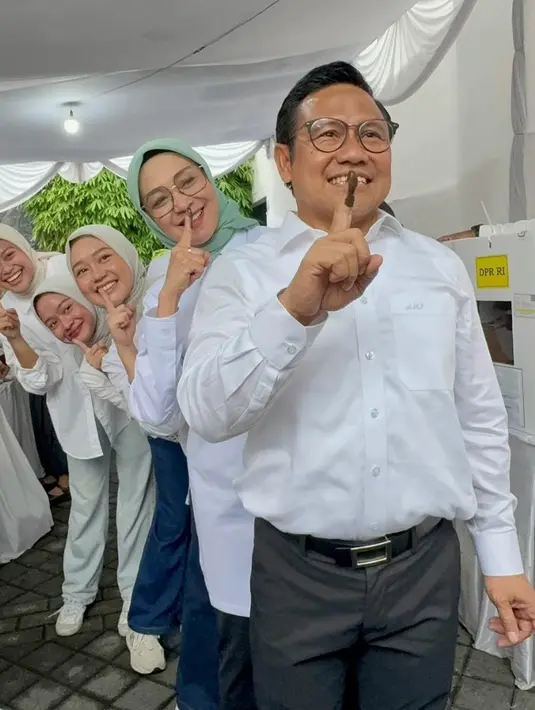 Namun, Rustini memilih memadukan blusnya dengan celana jeans dan hijab warna hijau sage yang sempat jadi tren warna lebaran di tahun 2023. [@cakiminow]