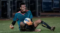 Kiper Arema Cronus, Kurnia Meiga, tampak rileks saat latihan jelang final Torabika Bhayangkara Cup 2016 di Stadion Utama Gelora Bung Karno, Jakarta, Sabtu (2/4/2016). (Bola.com/Vitalis Yogi Trisna)