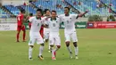 Pemain Timnas Indonesia U-19 merayakan kemenangan usai mengalahkan Myanmar pada laga Piala AFF U-18 di Stadion Thuwunna, Minggu, (17/9/2017). Indonesia menang 7-1 atas Myanmar. (Liputan6.com/Yoppy Renato)