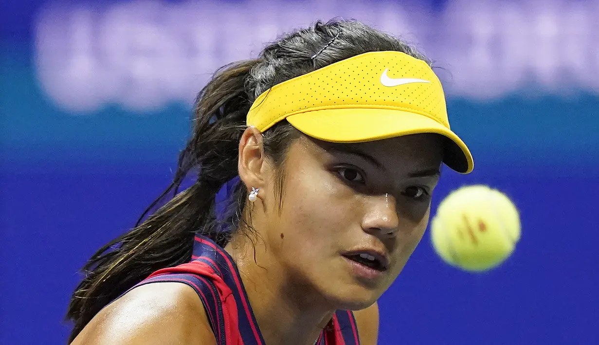 Petenis Inggris, Emma Raducanu mengembalikan pukulan Maria Sakkari dari Yunani pada semifinal US Open 2021 di Arthur Ashe Stadium, New York, Jumat (10/9/2021). Selama menuju ke final, Raducanu hampir tidak pernah kehilangan satu set pun di babak kualifikasi. (AP Photo/Frank Franklin II)