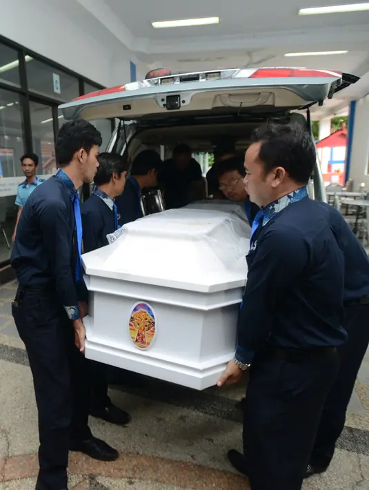 Jenazah pakar kuliner itu dibawa ke Rumah Sakit Sentra Medika, Cibinong, Jawa Barat untuk di kremasi. Tiba sekitar pukul 13.40 didampingi pihak keluarganya. (Nurwahyunan/Bintang.com)