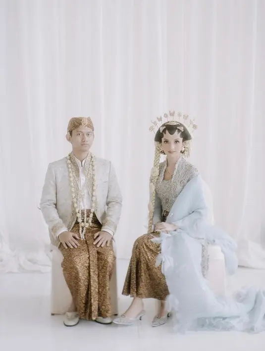 Perempuan 26 tahun itu juga memakai kalung permata dan studded earrings yang indah serta paes dan ronce melati. (Instagram/belvadevara).