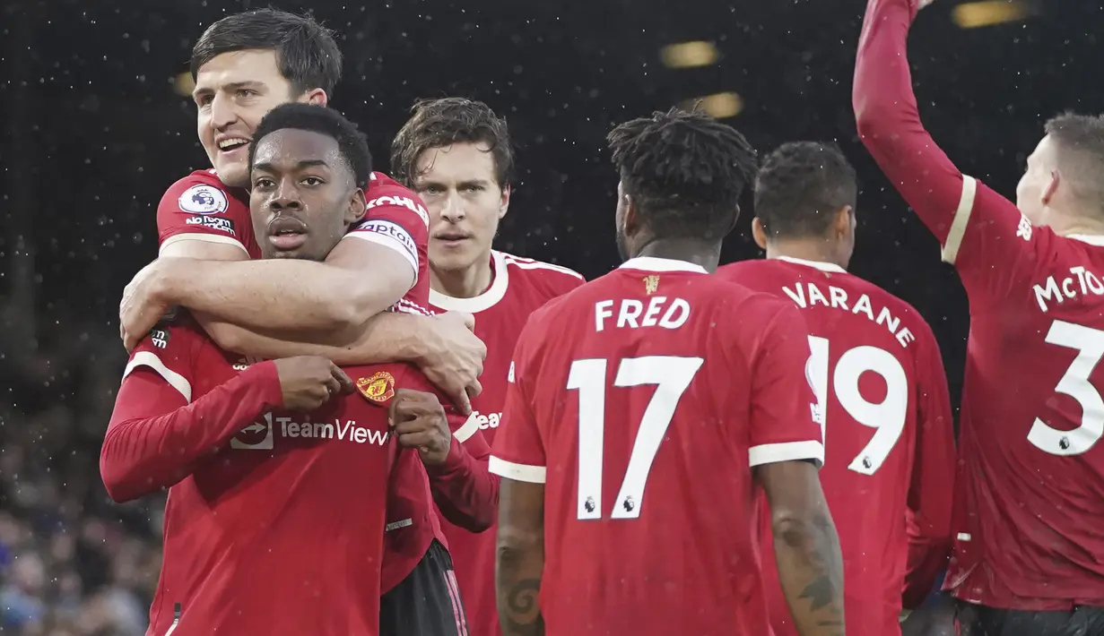 Penyerang Manchester United, Anthony Elanga (kiri) berselebrasi dengan rekan setimnya setelah mencetak gol ke gawang Leeds United pada pertandingan lanjutan Liga Inggris di Stadion Elland Road di Leeds, Inggris, Minggu (20/2/2022). MU menang atas Leeds United 4-2. (AP Photo/Jon Super)