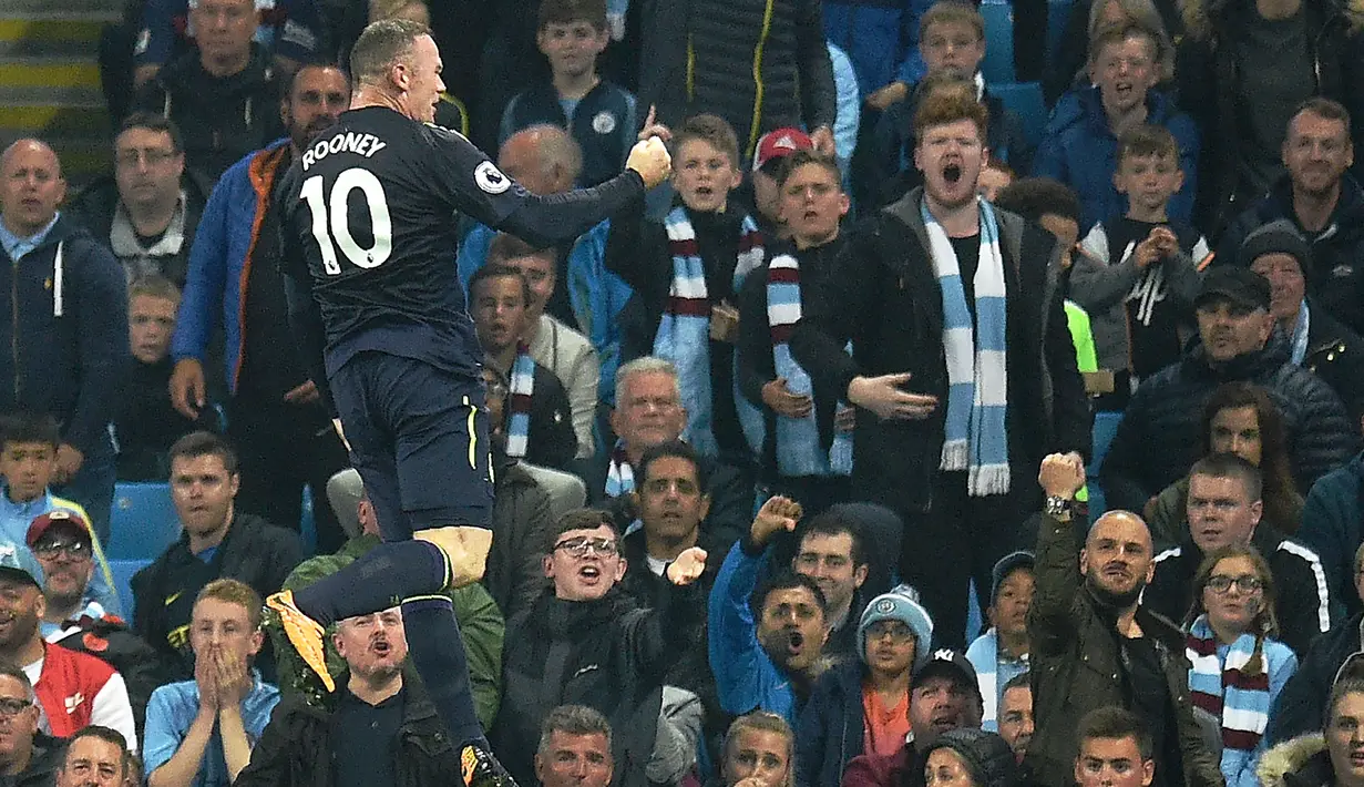 Wayne Rooney merayakan gol saat pertandingan melawan Manchester City dalam Liga Primer Inggris di Stadion Etihad, Manchester (21/8). Rooney mengikuti jejak legenda Newcastle United, Alan Shearer dengan 260 gol. (AP Photo/Dave Thompson)