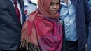 Siti Aisyah didampingi Menteri Hukum dan HAM Yasonna Laoly tiba di Bandara Halim Perdanakusuma, Jakarta, Senin (11/3). Siti Aisyah kembali ke Indonesia setelah dibebaskan oleh Pengadilan Tinggi Shah Alam. (Liputan6.com/Faizal Fanani)