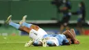 Pemain Manchester City, Gabriel Jesus dan Raheem Sterling, terbaring dilapangan usai ditaklukkan Lyon pada perempat final Liga Champions di Stadion Jose Alvalade, Sabtu (15/8/2020). Lyon menang 3-1 atas Manchester City. (Miguel A. Lopes/Pool via AP)