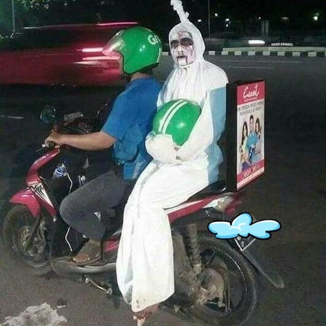 8 Kostum Penumpang Ojek Online Ini Unik Banget, Jadi Pusat Perhatian