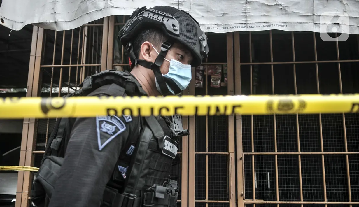 Tim Gegana memasang garis batas di sekeliling TKP saat penggerebekan rumah toko milik terduga teroris di kawasan Condet, Jakarta Timur, Senin (29/3/2021). Hingga saat ini petugas gabungan masih berjaga di lokasi untuk penyelidikan. (merdeka.com/Iqbal S Nugroho)