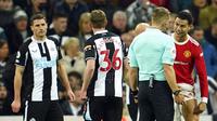 Pemain Manchester United Cristiano Ronaldo (kanan) berdiskusi dengan wasit Craig Pawson saat melawan Newcastle United pada pertandingan sepak bola Liga Inggris di St. James' Park, Newcastle, Inggris, Senin (27/12/2021). Pertandingan berakhir imbang 1-1. (AP Photo/Jon Super)