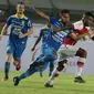 Bek Persib Bandung, Ardi Idrus, berebut bola dengan striker Persipura Jayapura, Marinus Wanewar, pada laga Liga 1 2019 di Stadion Si Jalak Harupat, Bandung, Sabtu (18/5). Persib menang 3-0 atas Persipura. (Bola.com/M. Iqbal Ichsan)