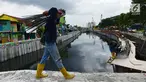 Pekerja membawa besi saat memasang turap atau sheetpile Kali Item, Jakarta, Rabu (2/1). Turap sepanjang 1.900 meter pada sisi kanan dan kiri kali untuk mengantisipasi genangan dan banjir di kawasan tersebut pada musim hujan. (Merdeka.com/Imam Buhori)