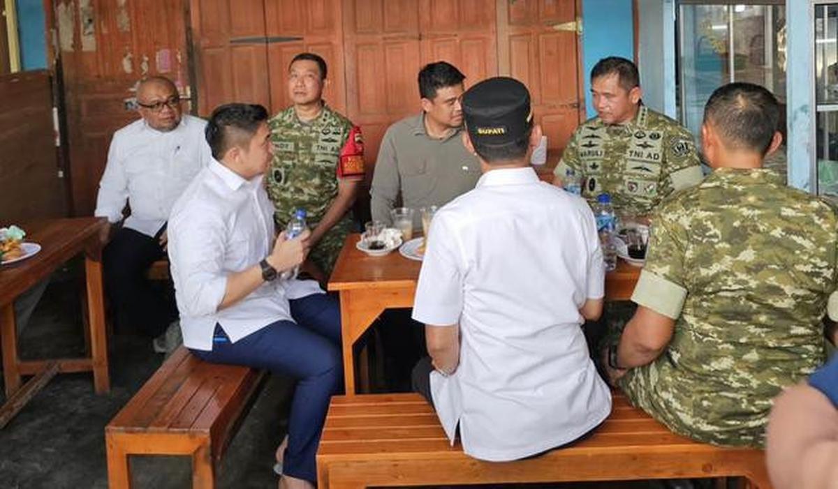 Momen Seskab Teddy Ngopi di Warung Pinggir Jalan Tapsel Bareng KSAD dan Bobby Nasution