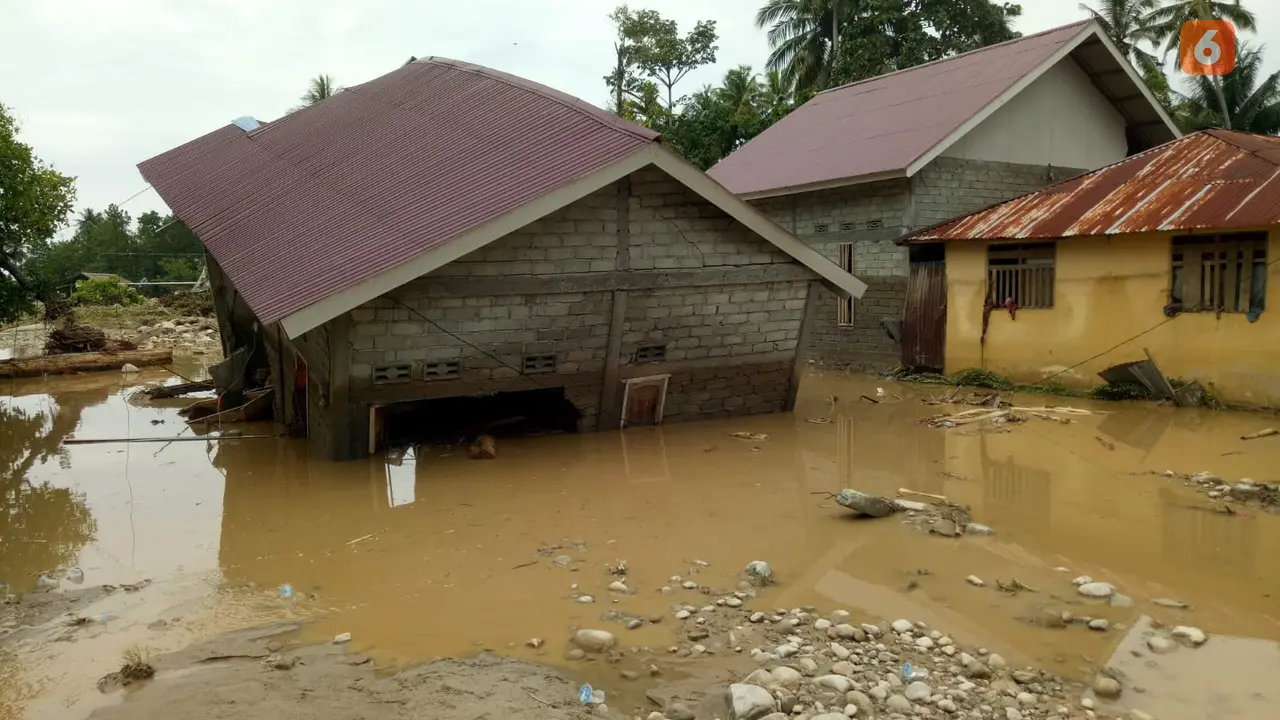 rumah warga rusak akibat banjir bandang di Parigi Moutong