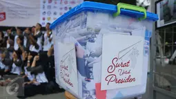Peserta saat menggelar aksi dalam rangka 'Deklarasi 10 Mei FCTC untuk Indonesia' di depan Istana Merdeka, Jakarta, Rabu (10/5). Mereka mendukung Indonesia untuk menolak pertembakauan, menolak menjadi target industri rokok. (Liputan6.com/Angga Yuniar)
