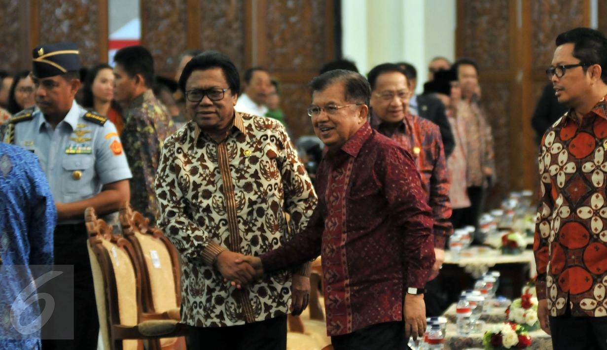 Wakil Presiden Jusuf Kalla bersama Wakil Ketua MPR Oesman Sapta berjabat tangan saat acara Peringatan Hari Konstitusi di Gedung Nusantara IV, Senayan, Jakarta, Kamis (18/8). (Liputan6.com/Johan Tallo)