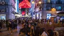 Orang-orang berkumpul di Sol square, pusat kota Madrid, Rabu (22/12/2021). Perdana Menteri Spanyol Pedro Sanchez mengadakan rapat Kabinet khusus untuk mengesahkan undang-undang yang mewajibkan penggunaan masker di luar ruangan di tengah lonjakan rekor kasus COVID-19. (AP Photo/Manu Fernandez)