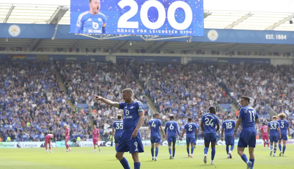 Pemain Leicester City, Jamie Vardy melakukan selebrasi setelah mencetak gol yang ke-200 bersama timnya dalam laga lanjutan Liga Inggris 2024/2025 melawan Ipswich Town di King Power Stadium, Leicester, Inggris, Minggu (18/05/2025). (AP Photo/PA/Nigel French)