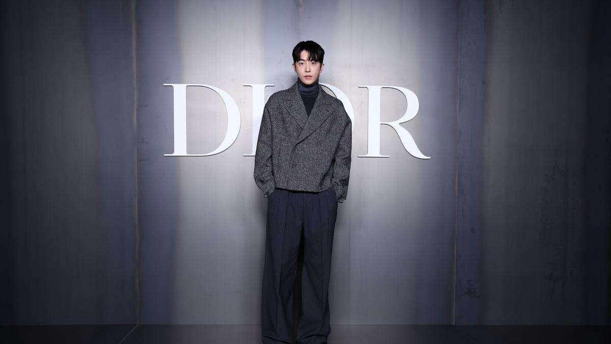 6 Adu Gaya Artis Pria di Dior Men’s Winter 2025-2026 Show, Nam Joo Hyuk, Robert Pattinson, hingga DJ Snake