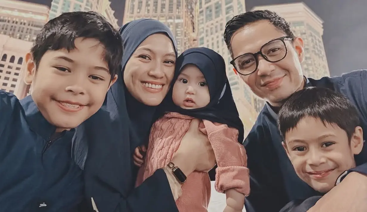 Menikmati malam di Mekah, kebahagiaan terpancar jelas di wajah Alyssa, Dude Harlino, dan anak-anaknya. Tak sedikit netizen yang juga ikut bahagia melihat keluarga artis ini. Baby Lia yang akan genap berusia satu tahun pada April 2025 mendatang sukses bikin gemas dengan ekspresi dan pipi tembamnya. Pakai hijab yang warnanya selaras dengan sang ibunda, Baby Lia tampak lucu. (Liputan6.com/IG/@ichasoebandono)
