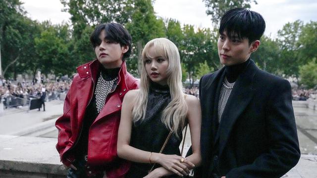 V BTS, Lisa Blackpink, dan Park Bo Gum. (AP Photo/Francois Mori)