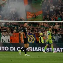 Jay Idzes saat bermain untuk Venezia saat menjamu Fiorentina dalam lanjutan Serie A 2024/2025, Senin (13/5/2025). (Instagram/jayidzes).