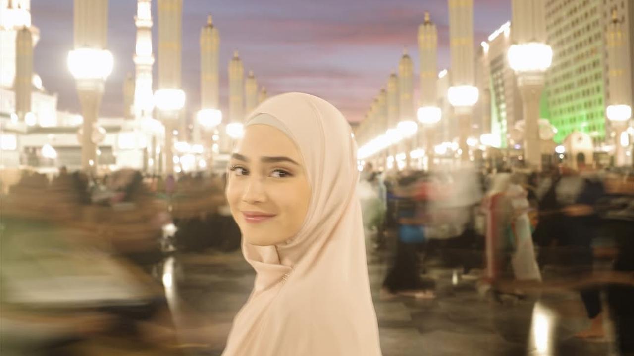 7 Potret Syifa Hadju Umrah Bersama Keluarga, Tampil Cantik Berhijab - Penuh Haru