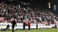 Video highlights protes fans Charlton terhadap manajemen klub dengan cara melemparkan balon ke dalam pertandingan.