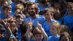 Andrea Pirlo saat foto bersama dengan pemain junior Major League Soccer (MLS) New York City FC di sebuah kamp di New York, AS (23/7/2015). Pirlo dikontrak dengan durasi dua setengah musim pada bursa transfer musim panas ini. (REUTERS/Mike Segar)
