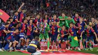 Para pemain Barcelona merayakan gelar Liga ke-28 usai pertandingan sepak bola Liga Spanyol melawan Villarreal CF di Estadi Olimpic Lluis Companys pada 18 Mei 2025. (MANAURE QUINTERO/AFP)