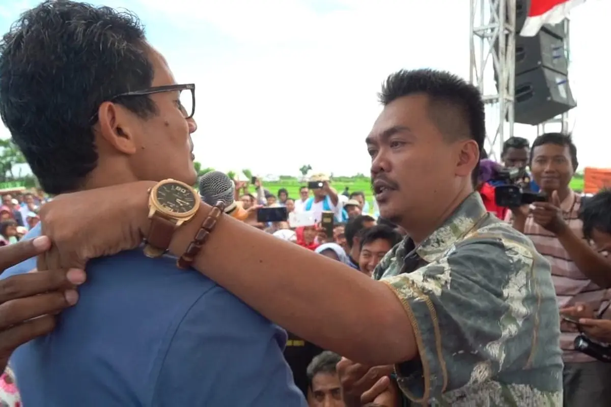Seorang petani bawang di Brebes menangis saat bertemu calon wakil presiden Sandiaga Uno.