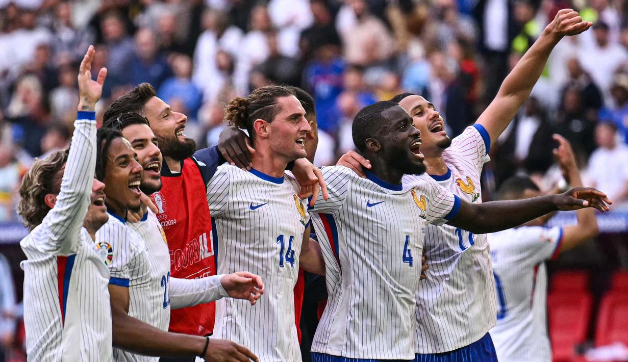 Pemain timnas Prancis merayakan kemenangan di akhir pertandingan babak 16 besar Euro 2024 melawan Belgia di Duesseldorf Arena, Duesseldorf, 1 Juli 2024. (OZAN KOSE/AFP)