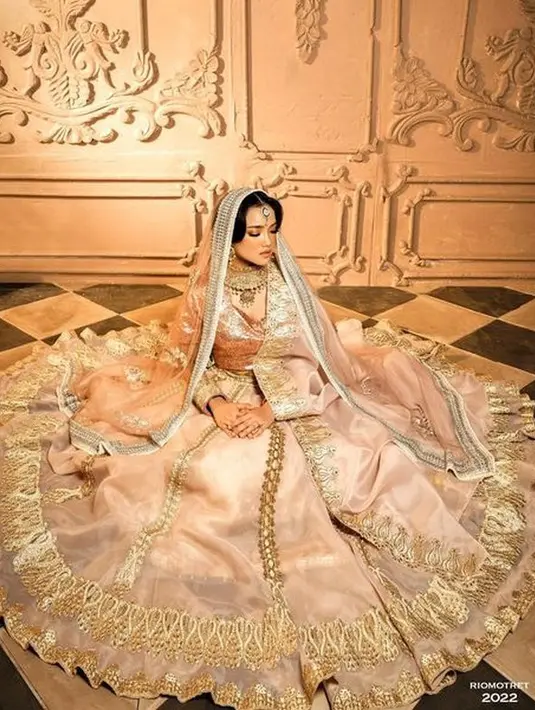 Gaun yang dikenakan oleh Fuji ini adalah baju pesta di India. Untuk model istimewa, biasanya dikenakan ketika upacara pernikahan. (instagram.com/fuji_an/Riomotret)