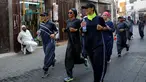 Perempuan Arab Saudi jogging di jalanan Distrik Al-Balad, Jeddah, Kamis (8/3). Aksi ini dilakukan dalam memperingati Women's Day atau Hari Perempuan Internasional. (Amer HILABI/AFP)