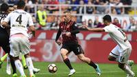Aksi bomber AC Milan, Gerard Deulofeu (tengah) saat berusaha melepaskan diri dari penjagaan dua bek Palermo, Gincarlo Gonzalez dan Sinisa Andelkovic, Minggu (9/4/2017).  (AFP/Miguel Medina)