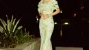 Raline Shah tampil menawan dalam balutan off-the-shoulder mermaid dress berwarna emas. Dress ini membalut tubuhnya dengan amat baik, disempurnakan dengan makeup, pulasan lipstik merah, dan gaya rambut yang sleek rapi. [Foto: Instagram/ralineshah]